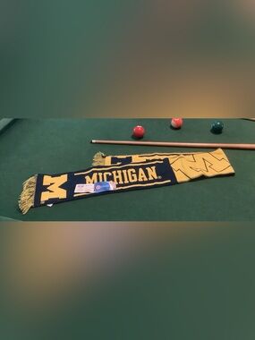 COLLEGIATE - NEW - U of M- Knit Scarf - spirit wear- Michigan